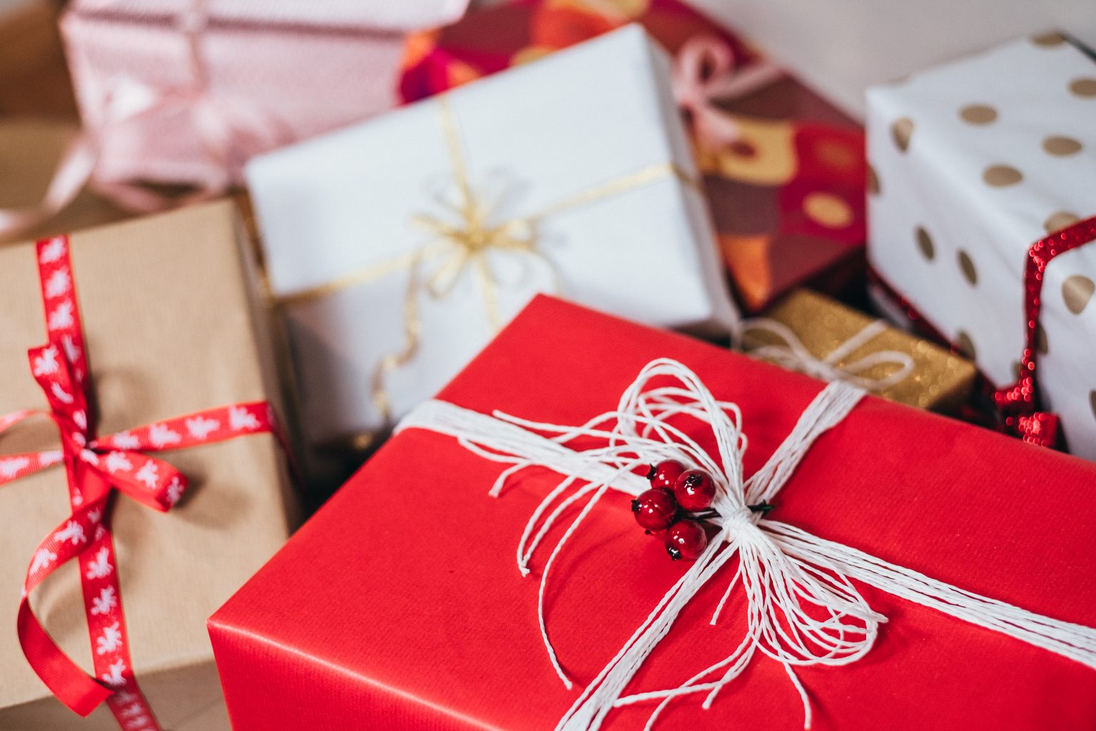 Leuke cadeautjes voor de feestdagen inclusief sieraden, elektronica, spelletjes en beautyproducten om inspiratie op te doen