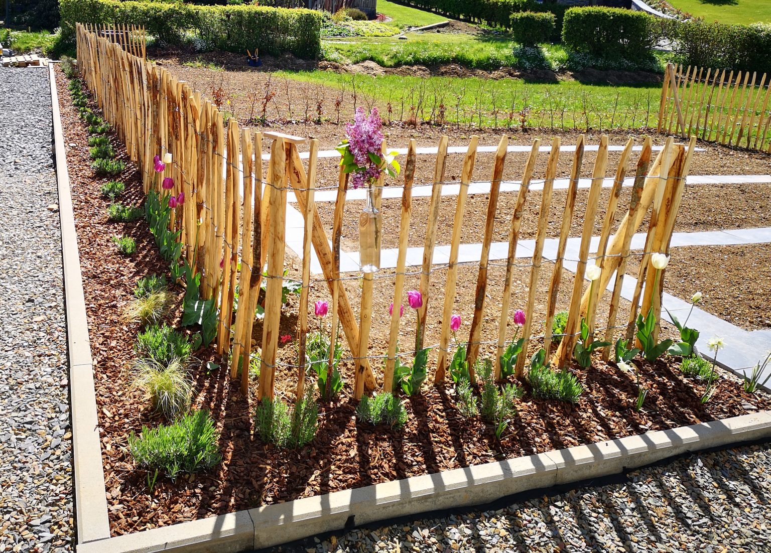 Makkelijke tuininrichting met Frans schapenhek, schaduwdoek en zwemvijver voor een gezellige tuinomgeving