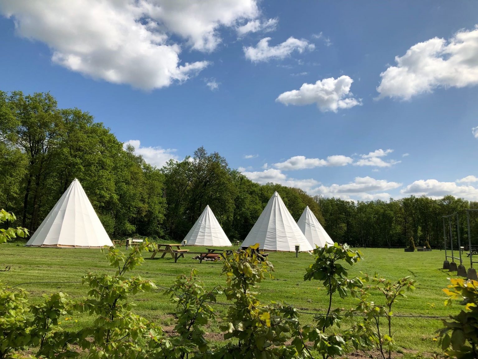 Tipi in de natuur waar je kunt overnachten na een uitje op zondagmiddag in de frisse buitenlucht bij De Westernboerderij