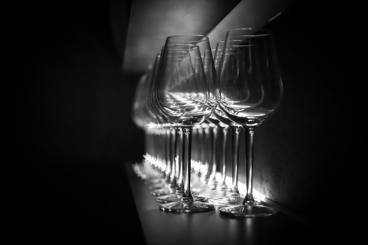Collectie van gepersonaliseerde wijnglazen met gravures, demonstrerend de evolutie van wijnglas design door de jaren heen.